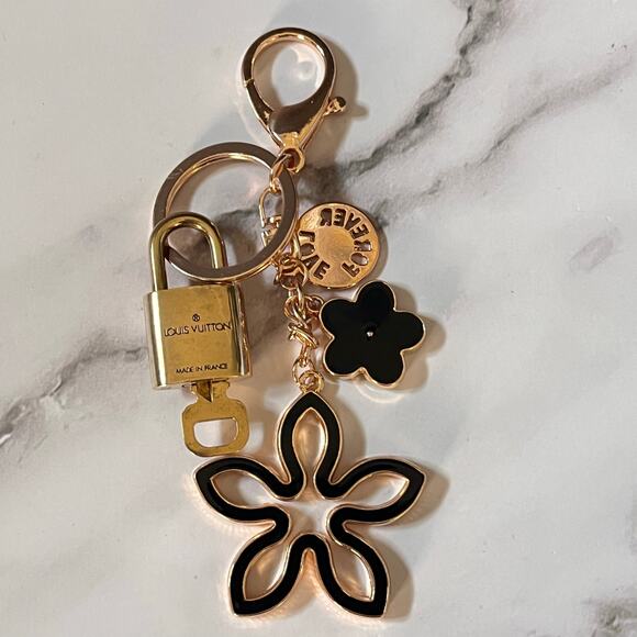Louis Vuitton Lock and Key #315 with a Clover Fashion Keychain - Picture 7 of 7
